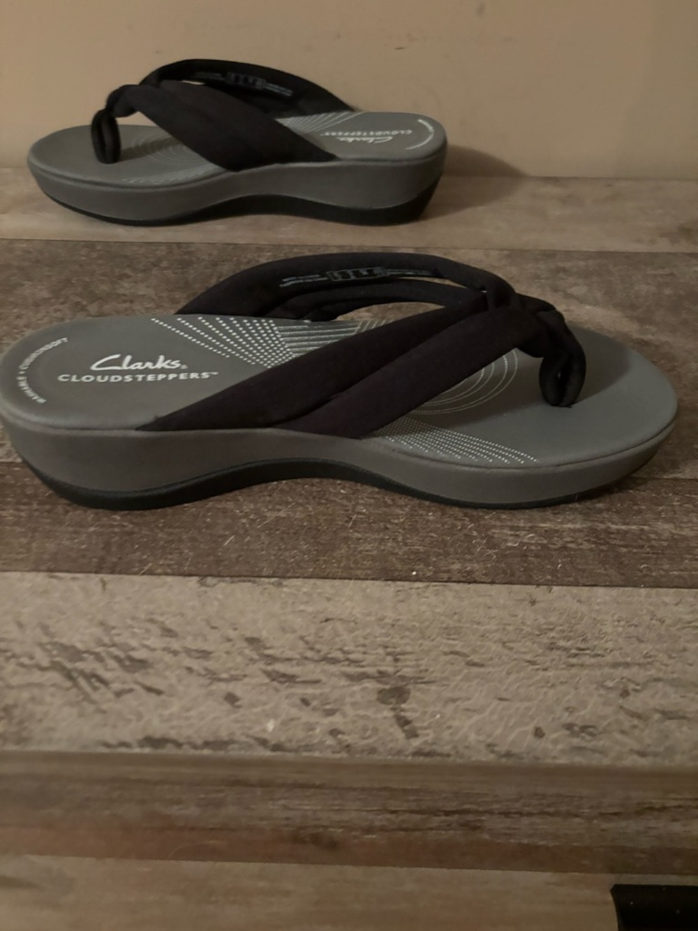 Clarks Cloudsteppers black Flip Flop Sandals with gray footbed - Picture 3 of 5